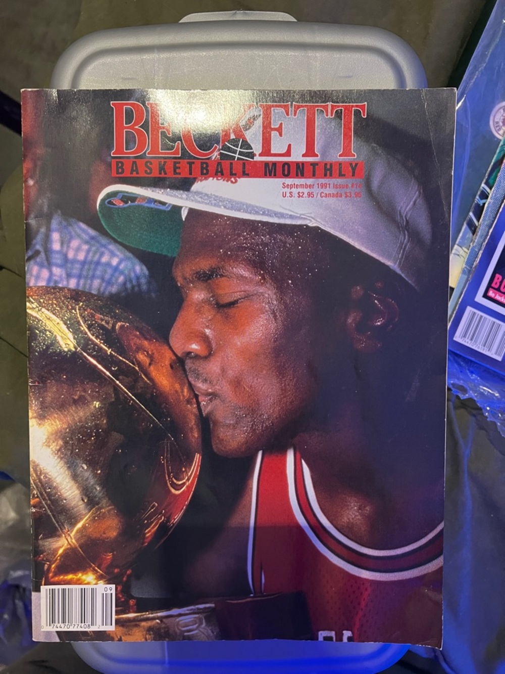 BECKETT BASKETBALL MONTHLY SEPT 1991 WITH JORDAN KISSING THE CHAMPIONSHIP TROPHY